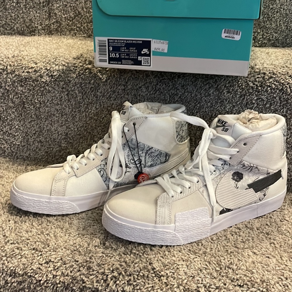 Nike Men’s High-Top Sneakers White with Gray Floral Accents - Picture 4 of 6